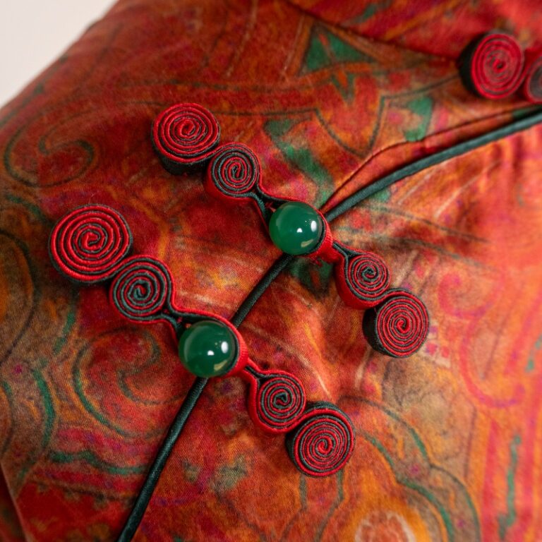 Techniques for Matching the Position and Size of the Decorative Buttons on Cheongsam Jackets