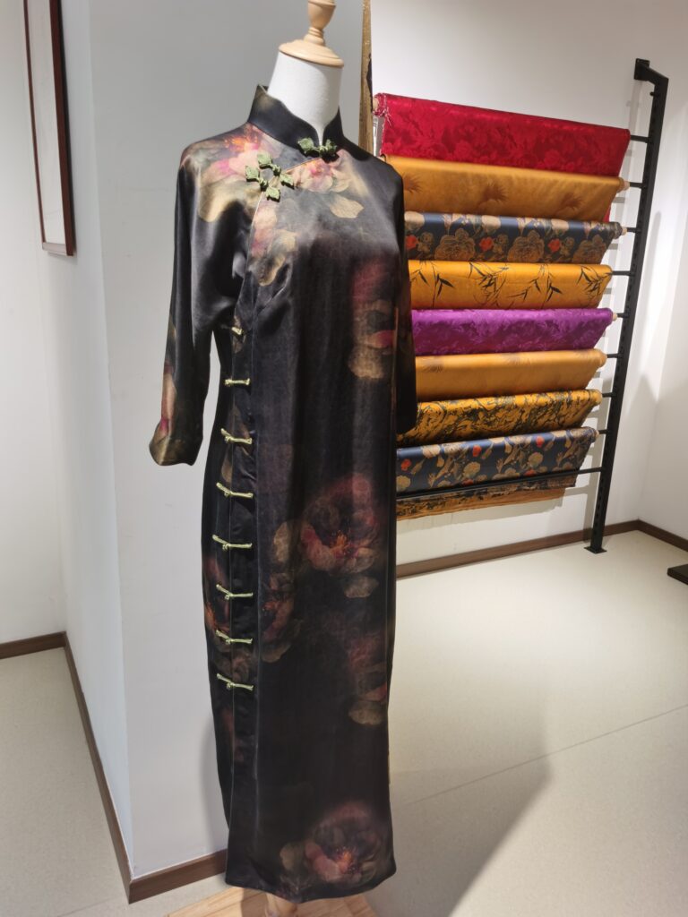 The method for choosing the appropriate size of a handmade cheongsam (Chinese dress) based on the body length