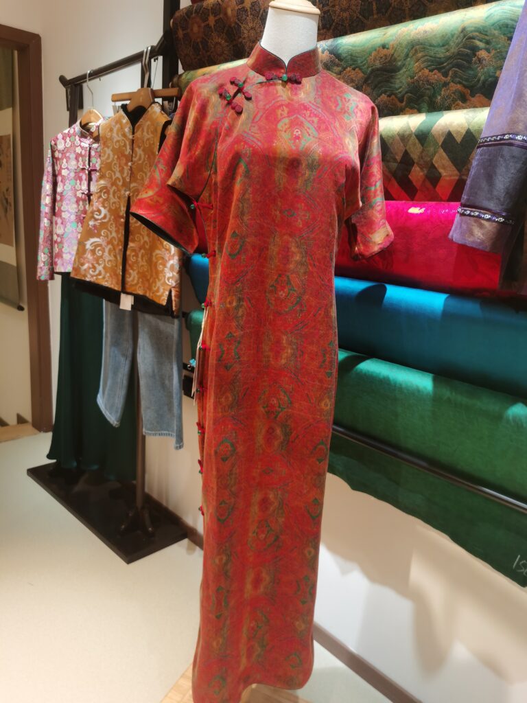 Distinguishing the Quality of Handmade Edging Embroidery for Cheongsam (Chinese Traditional Dress)