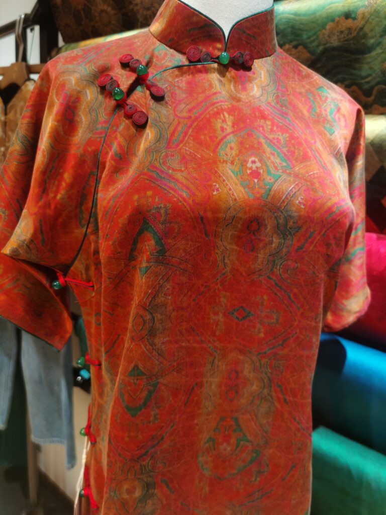 Method for inspecting the neatness of stitching in handmade cheongsam