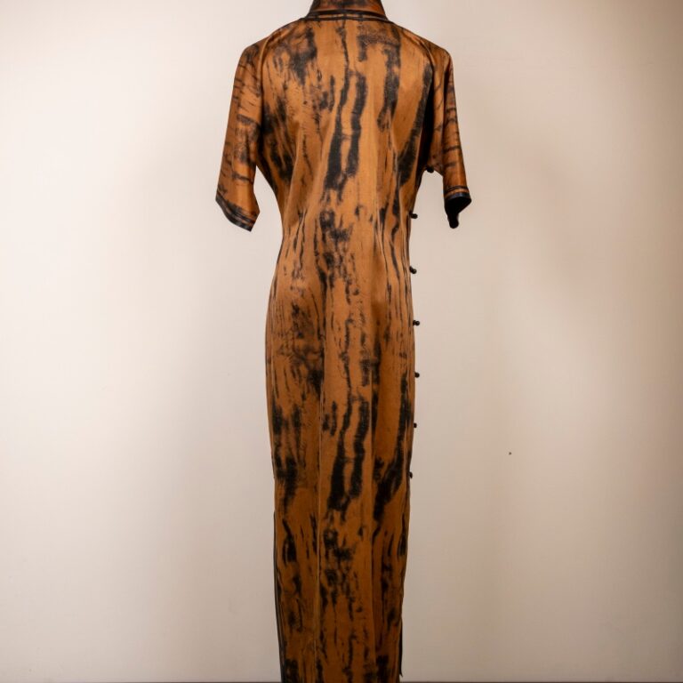Method for Judging the Looseness of the Side Seams of Handmade Cheongsam