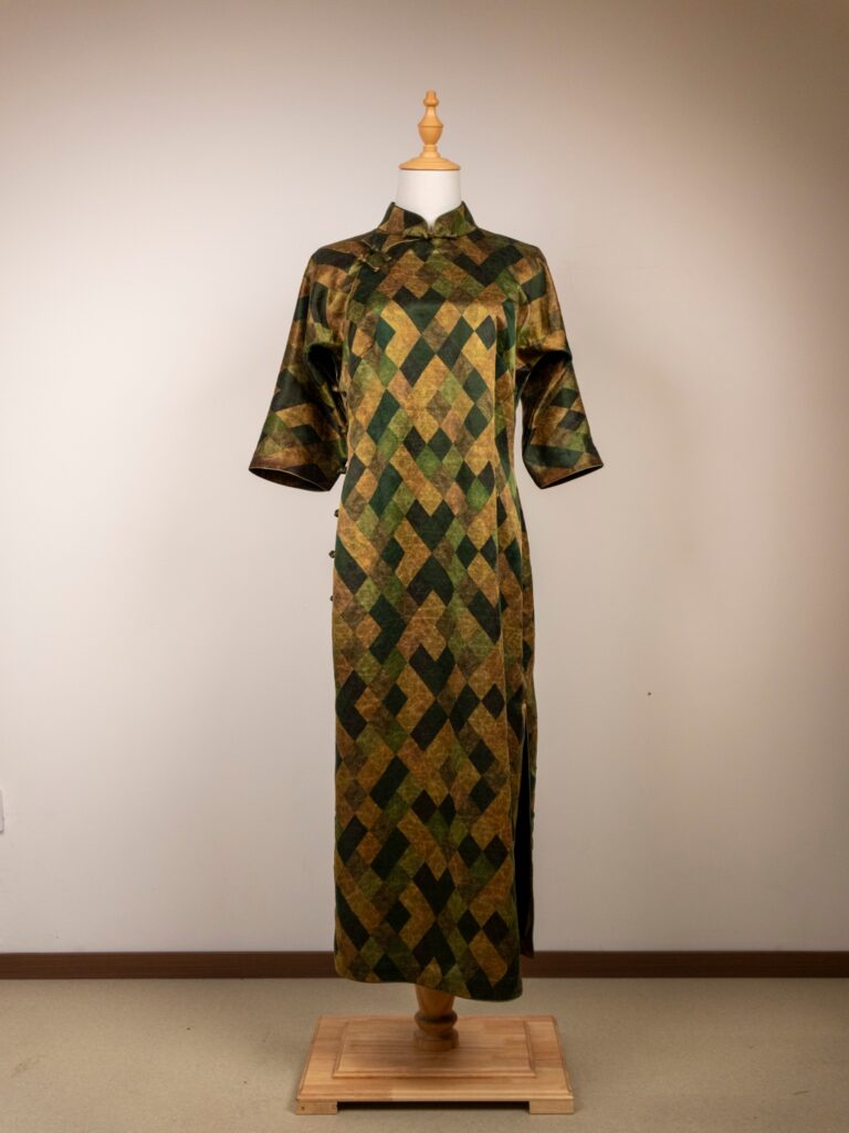 Proper Precautions for Accurate Measurement of the Dimensions of Handmade Cheongsam