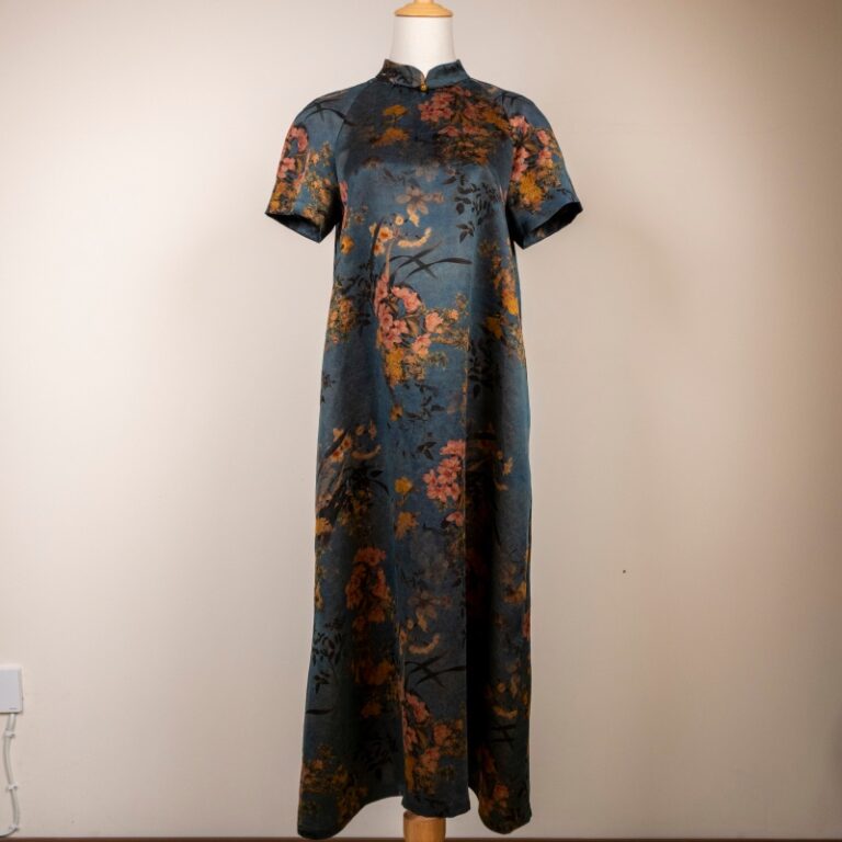 Judgment of the fitting degree of the collar of a handmade cheongsam