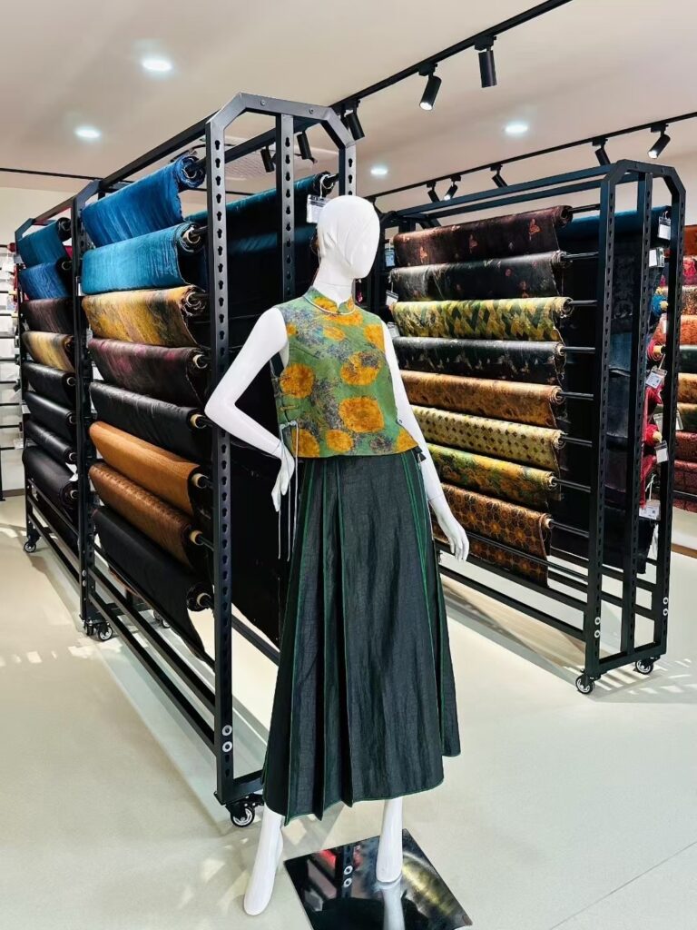 The convenient wearing method of the daily commuting silk cheongsam