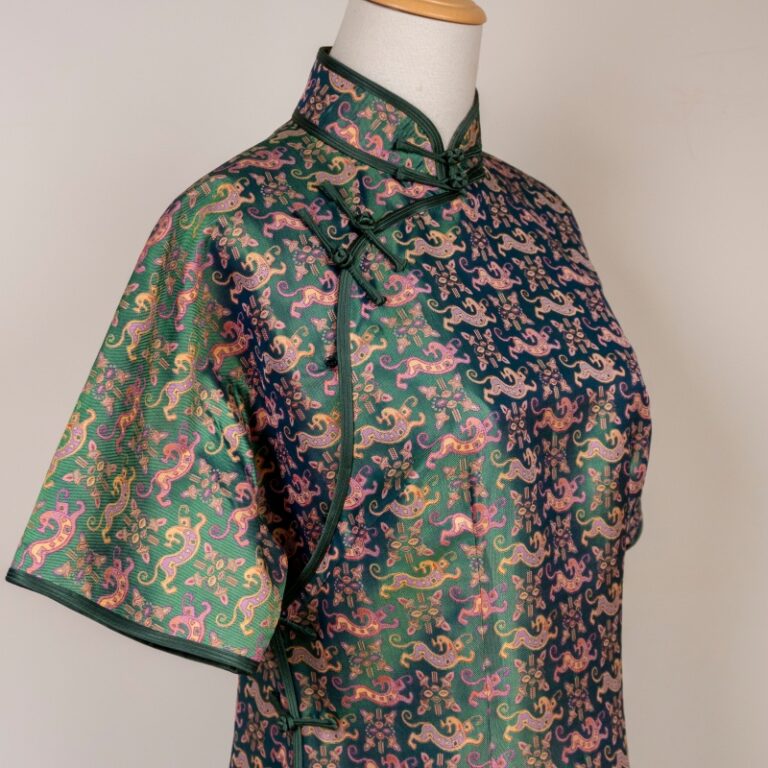 Key Points for Adjusting the Fit of Handicraft Qipao During the Try-On Process