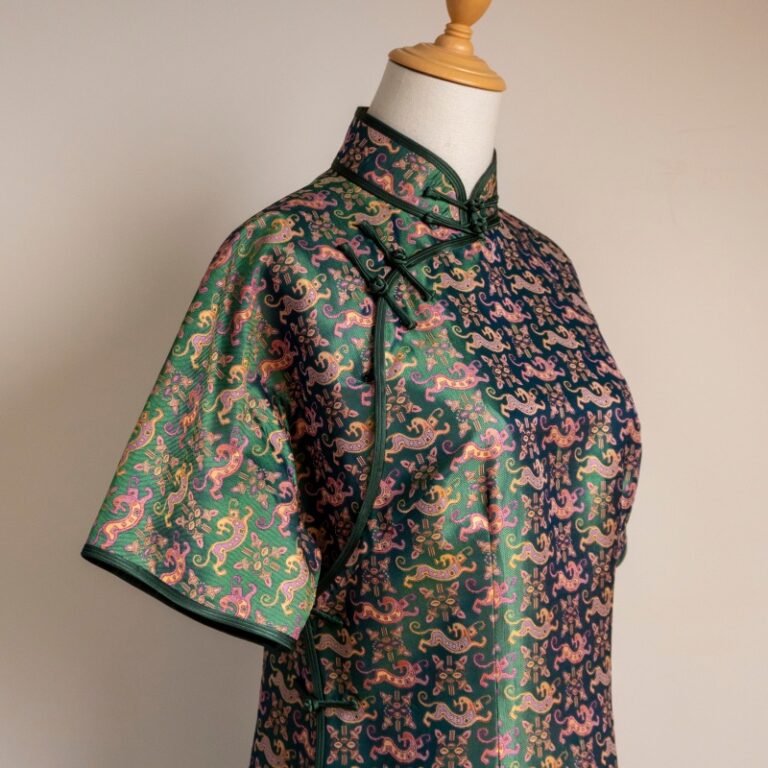 Adjustment methods for the size of a slim-fitting handmade cheongsam