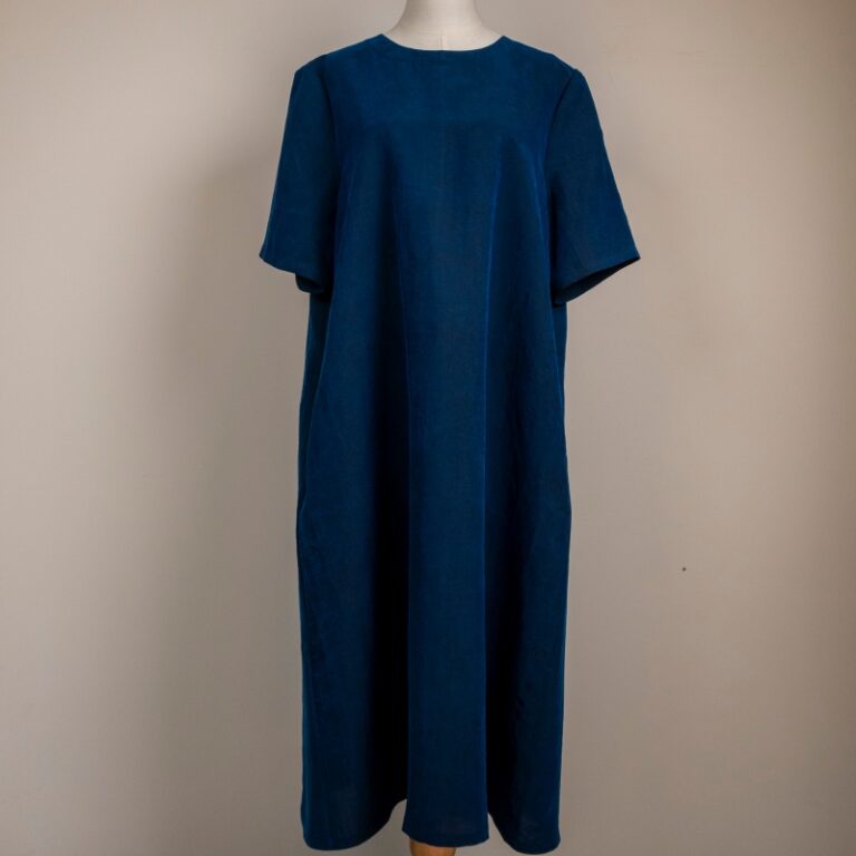 Manual inspection of the symmetry of the front and back pieces of the traditional Chinese dress