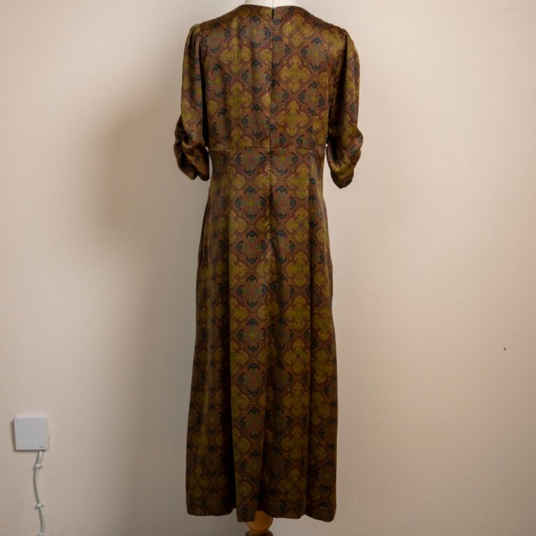 Proper Wearing Tips for Handcrafted Silk Cheongsam (Chinese Traditional Dress)