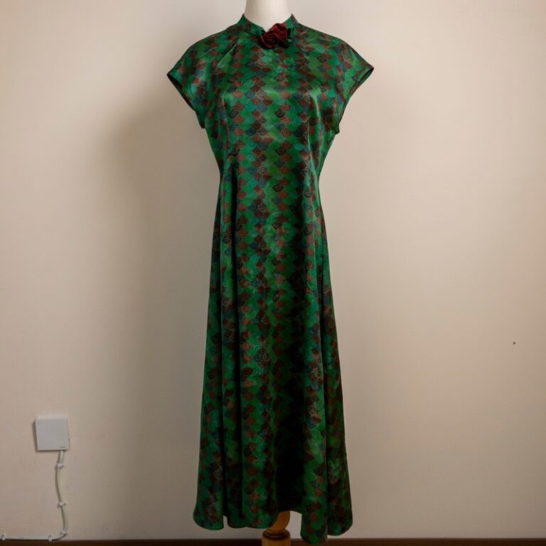 Key points for hanging and drying silk cheongsam to prevent deformation