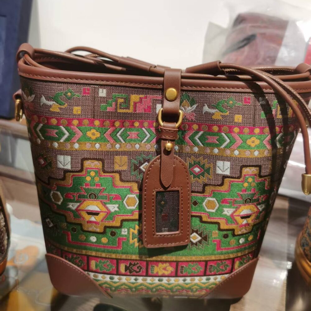Handcrafted Xiangyunsha Silk handbag for Gift